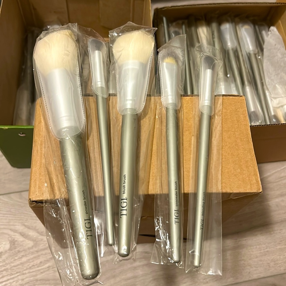 NEW TIGI professional makeup brushes Set of 5